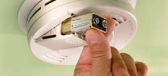 Changing the battery of a smoke alarm